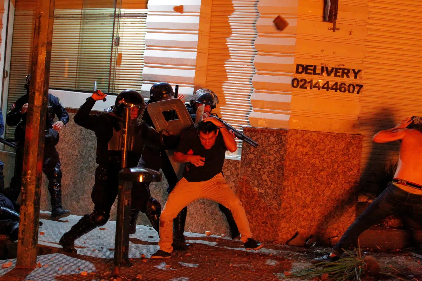 Det gik voldsomt for sig, da tusindvis af mennesker fredag gik på gaden i Paraguays hovedstad, Asunción, for at vise deres utilfredshed med regeringens coronahåndtering. (Arkivfoto) Cesar Olmedo/Reuters