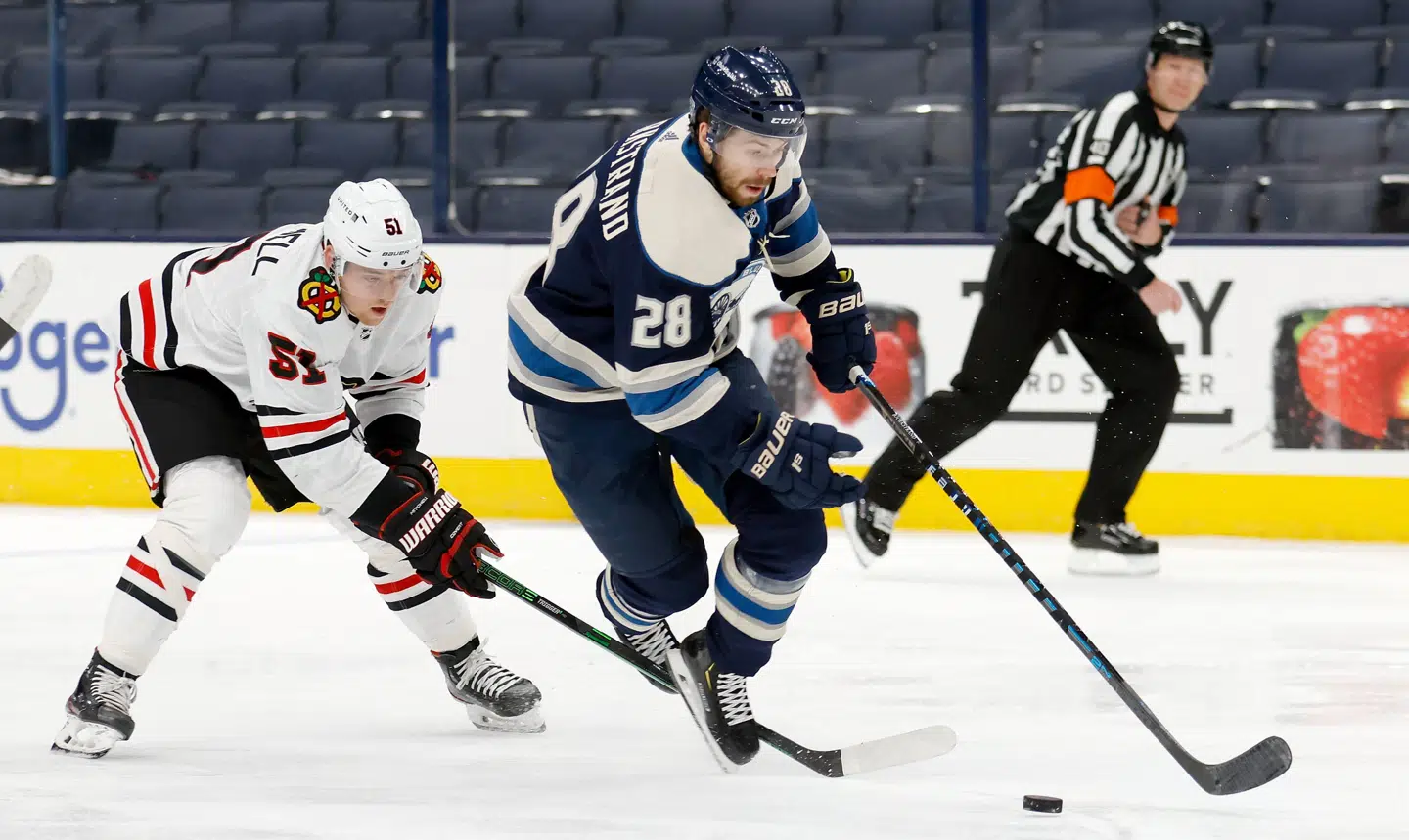 Oliver Bjorkstrand (th.) i aktion for Columbus Blue Jackets