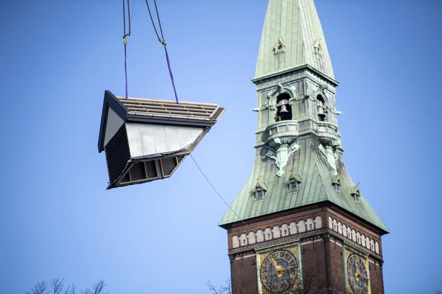 34 tonstunge elementer bliver hejst med kran over hegnet og placeret i Tivoli Søen. Nils Meilvang/Ritzau Scanpix