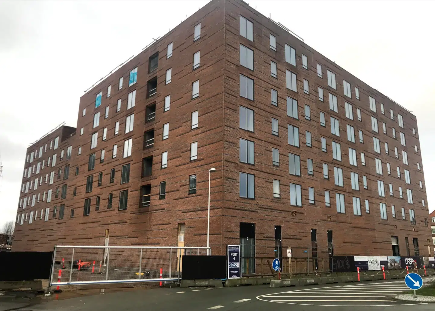 Her ses billede taget af nybyggeriet på ved Lilli Gyldenkildes Torv i Horsens. Det er meget langt fra de billeder byrådet fik præsenteret i 2017. Foto: Privat