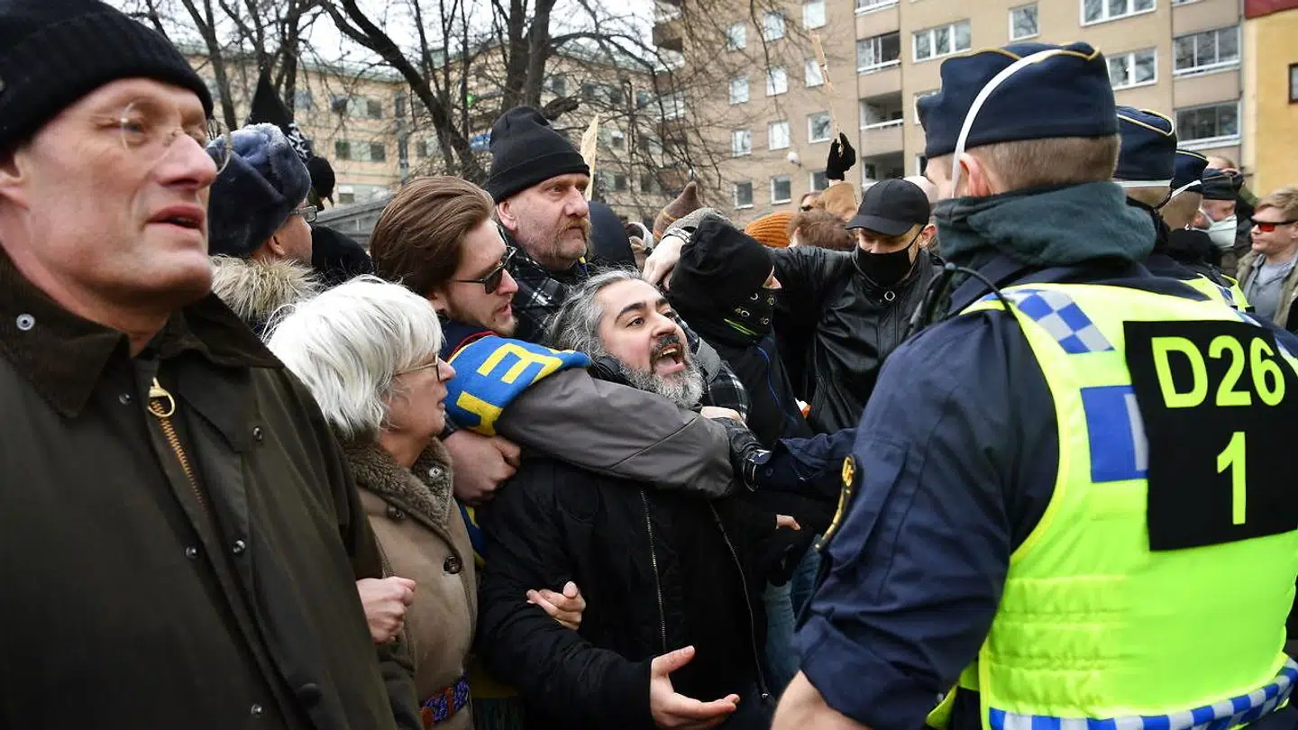 Flere hundrede personer demonstrerer i Stockholm mod coronarestriktioner. Gå hjem, siger politiet.