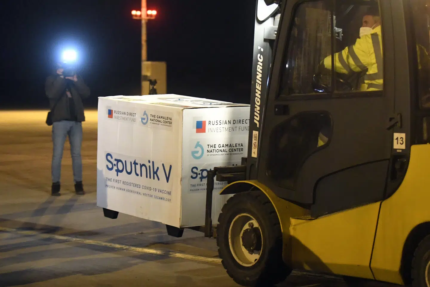 Slovakiet er ramt af tredje bølge coronavirus og må have hjælp fra andre lande. Slovakiet, der er EU-land, har købt vaccine i Rusland for at få mere fart i vaccinationen af befolkningen. Den 1. marts ankom det første parti Sputnik V til landet. Frantisek Ivan/Ritzau Scanpix