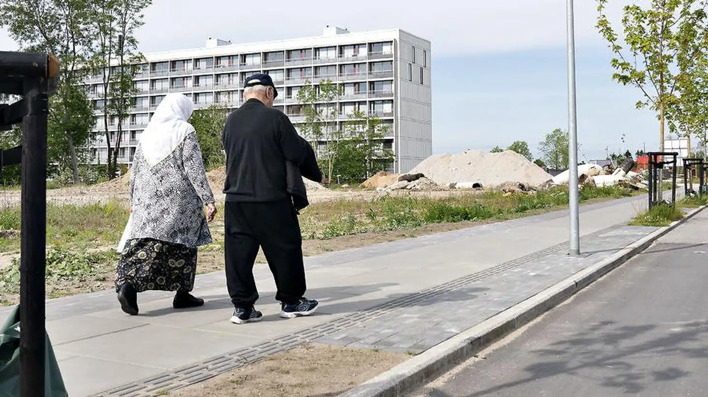 Smitten i ghettoerne eksploderer flere steder. Derfor kan det give mening at vaccinere beboerne i de områder først., mener professor Rune Hartmann.