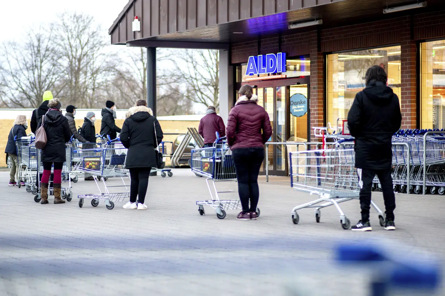Der var lørdag morgen kø ved dette Aldi-supermarked i Hannover. Aldi er lørdag begyndt at sælge selvtest til coronavirus, og de er blevet revet væk. Hauke-Christian Dittrich/Ritzau Scanpix