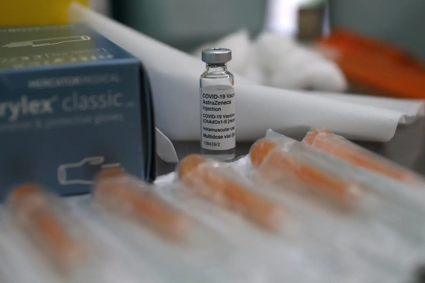 Der er rift om coronavacciner, men vaccineproducenterne, herunder AstraZeneca, har store problemer med at levere det antal doser, de har indgået kontrakter om. Alastair Grant/Ritzau Scanpix