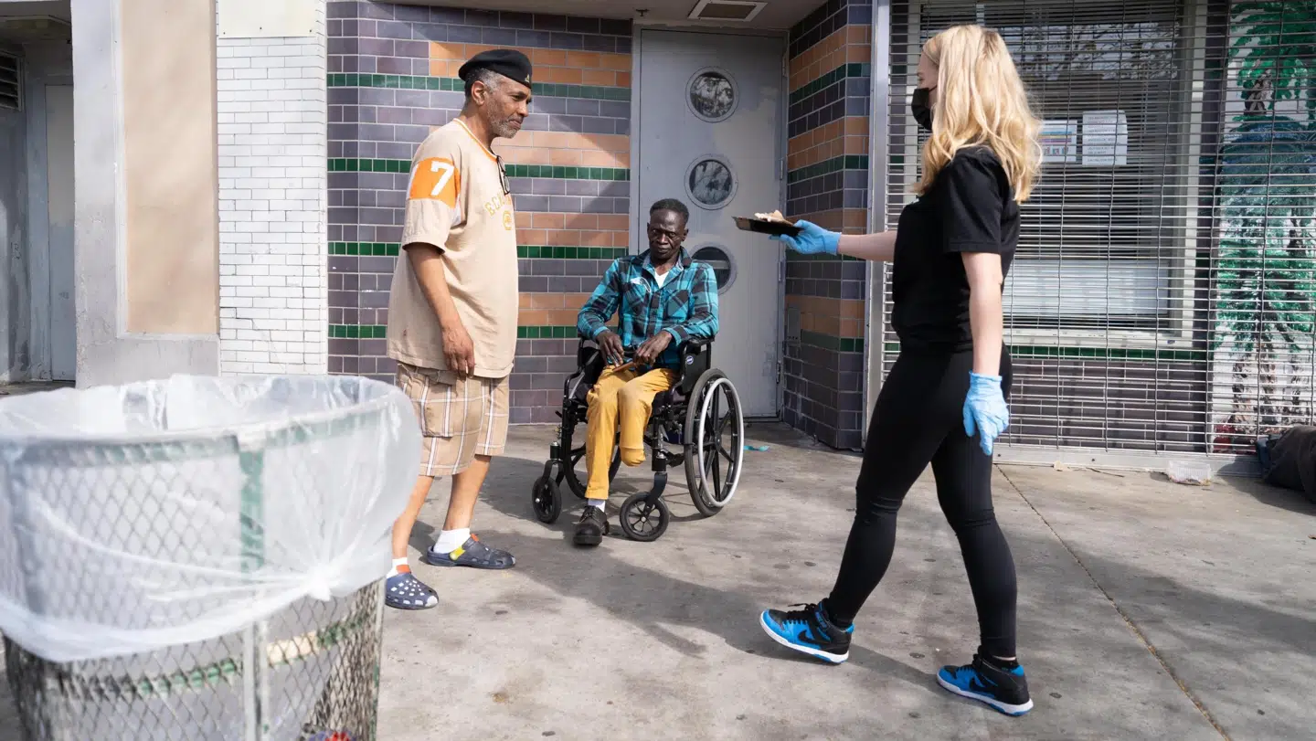 Flere gange om ugen henter Victoriah donationer fra byens supermarkeder, som hun kan dele ud i Skid Row. (Foto: Privat)
