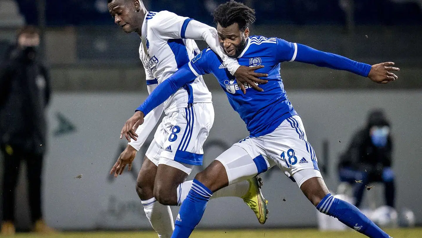 Kevin Tshiembe er her i kamp med Bundu.