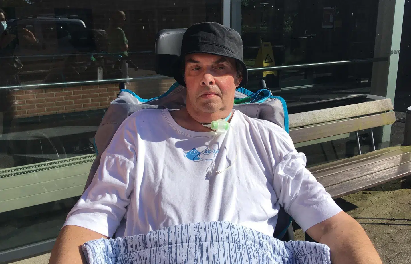 Her har Flemming fået lov at komme udenfor i juni, mens han stadig er på intensiv. Han er stærkt medicineret med morfin på dette tidspunkt.