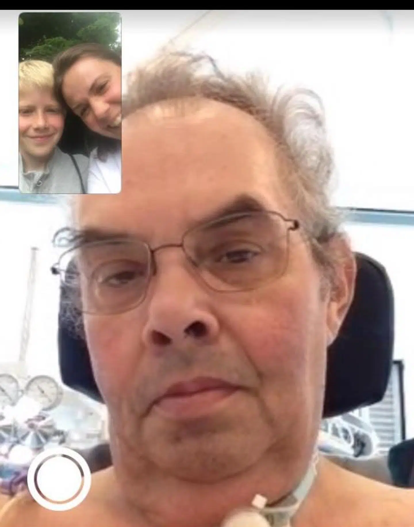 FaceTime i juni med datter og barnebarn. Her er Flemming for en stund ude af komaen.