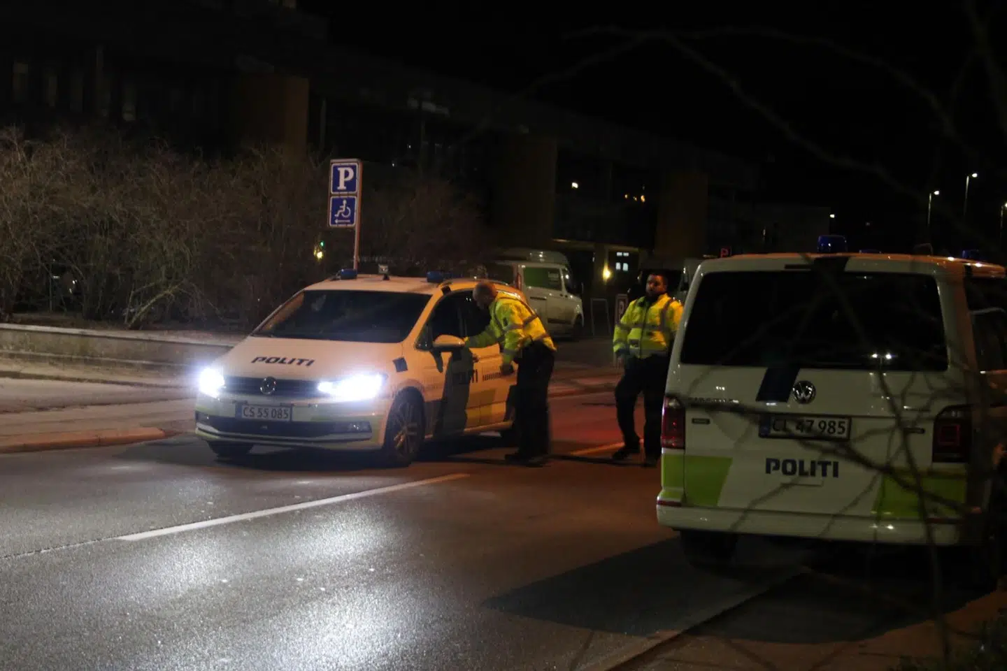 Politiet til stede ved stationen i Holbæk.