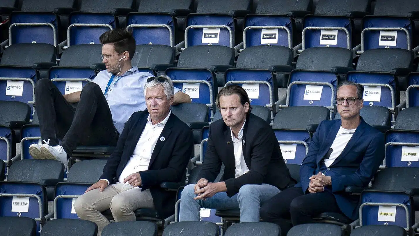 Hans Jørgen Haysen (i midten, red) var sportschef i Sønderjyske frem til 1. marts i år, hvor han skulle været skiftet til AGF.