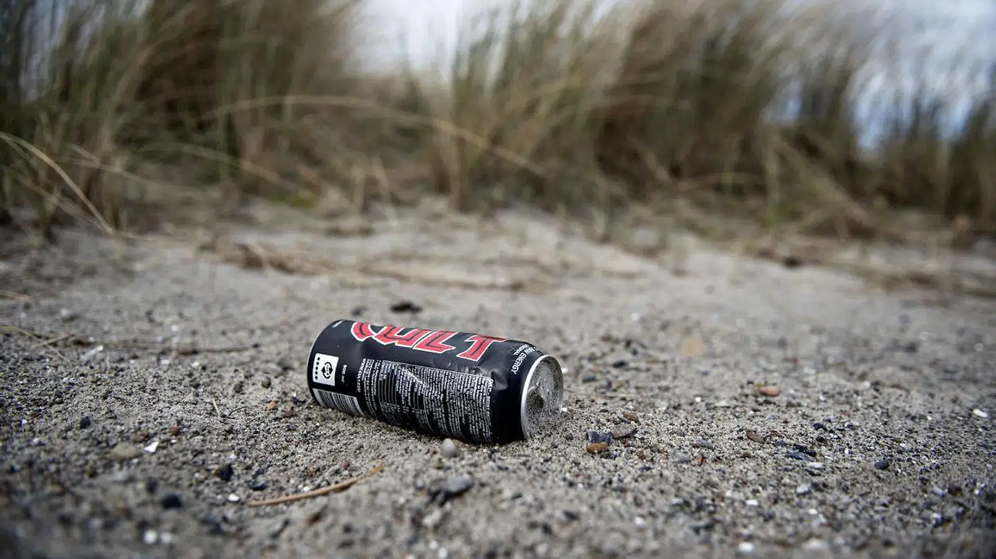 Mange danskere har svært ved at ramme skraldespanden i naturen, fortæller Naturstyrelsen. Foto: Scanix