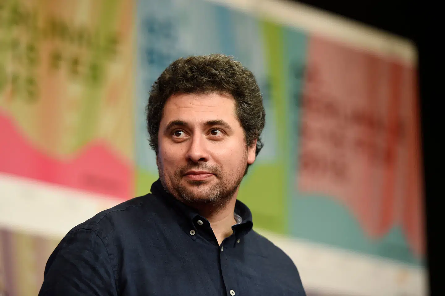 Den rumænske filminstruktør Radu Jude, som fredag vandt Guldbjørnen ved filmfestivalen i Berlin for sin film Bad Luck Banging or Loony Porn. Billedet er fra 2015, da han i Berlin modtog Sølvbjørnen for filmen Aferim. Odd Andersen/Ritzau Scanpix