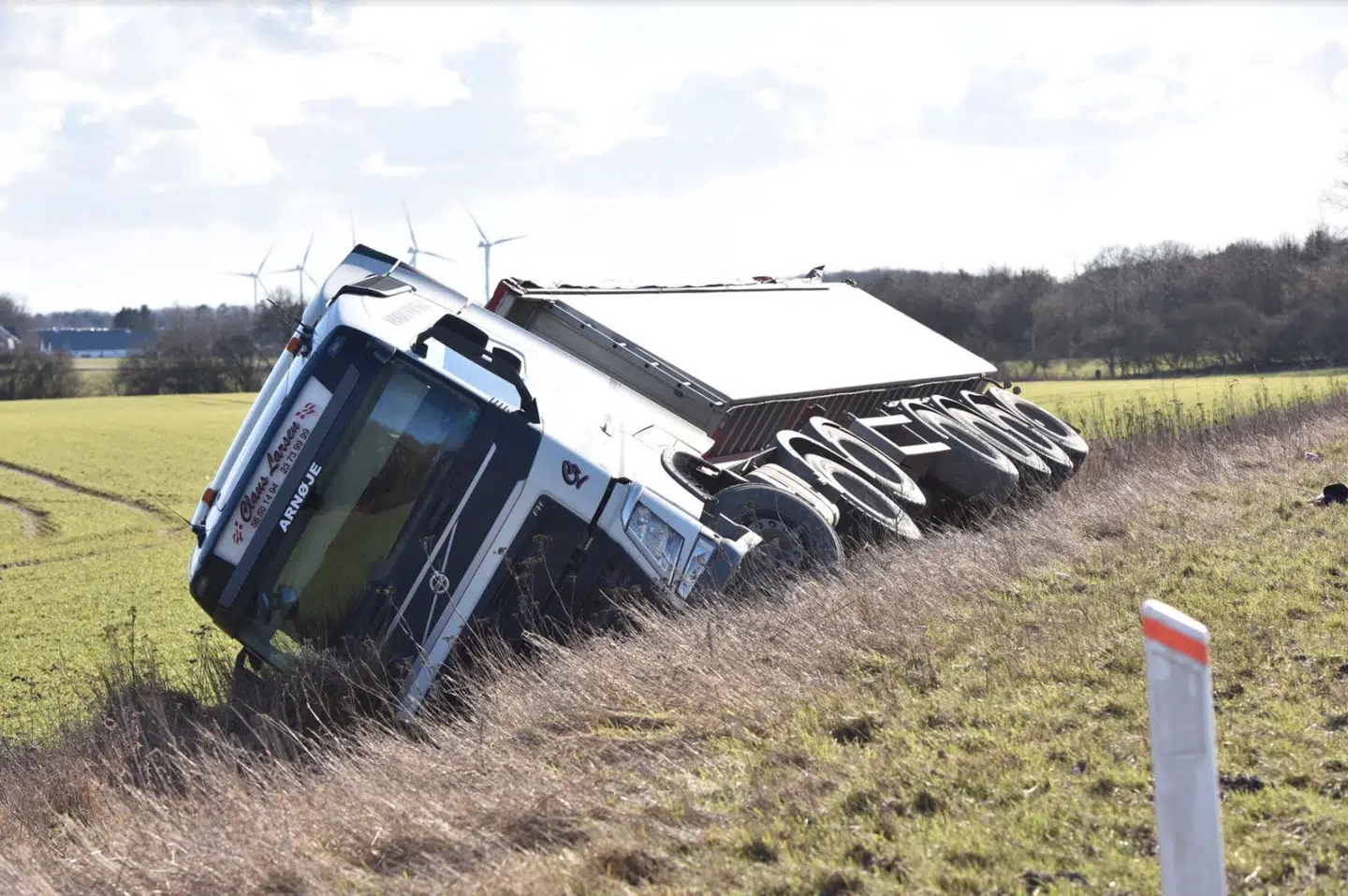 Lastbilen, der er kørt i grøften på Sydmotorvejen.
