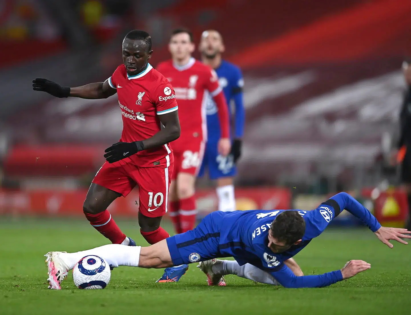 Andreas Christensen bremser Sadio Mané i sejren over Liverpool.