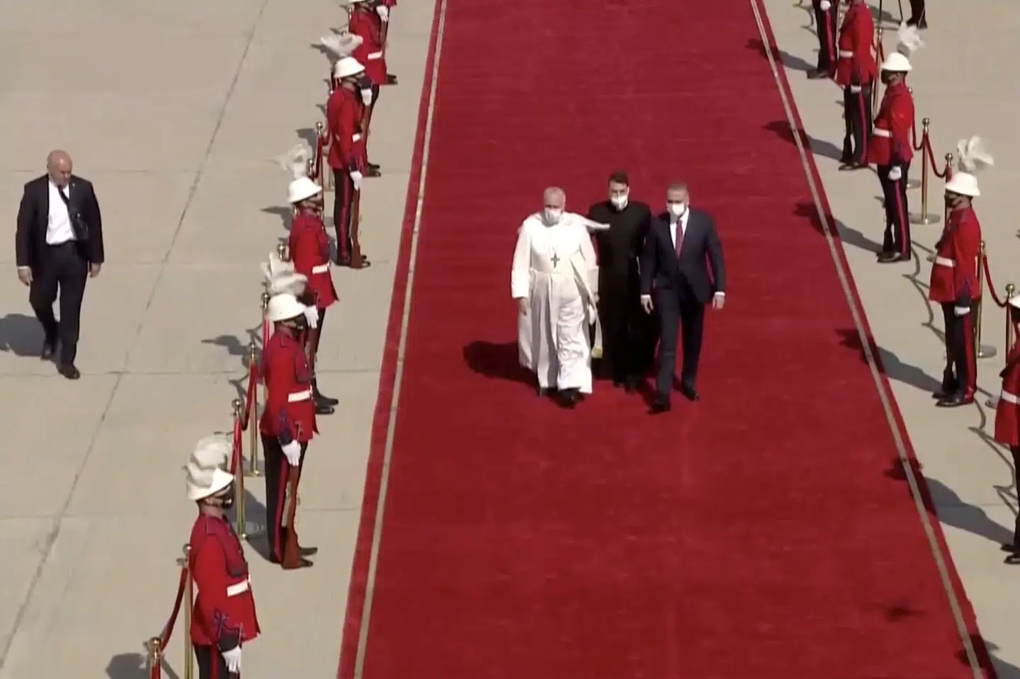 Pave Frans ankom fredag eftermiddag til Bagdads Internationale lufthavn, hvor han fik en storslået velkomst ved starten på et historisk besøg i Irak. Det er pavens første udlandsrejse siden 2019. Reuters Tv/Reuters