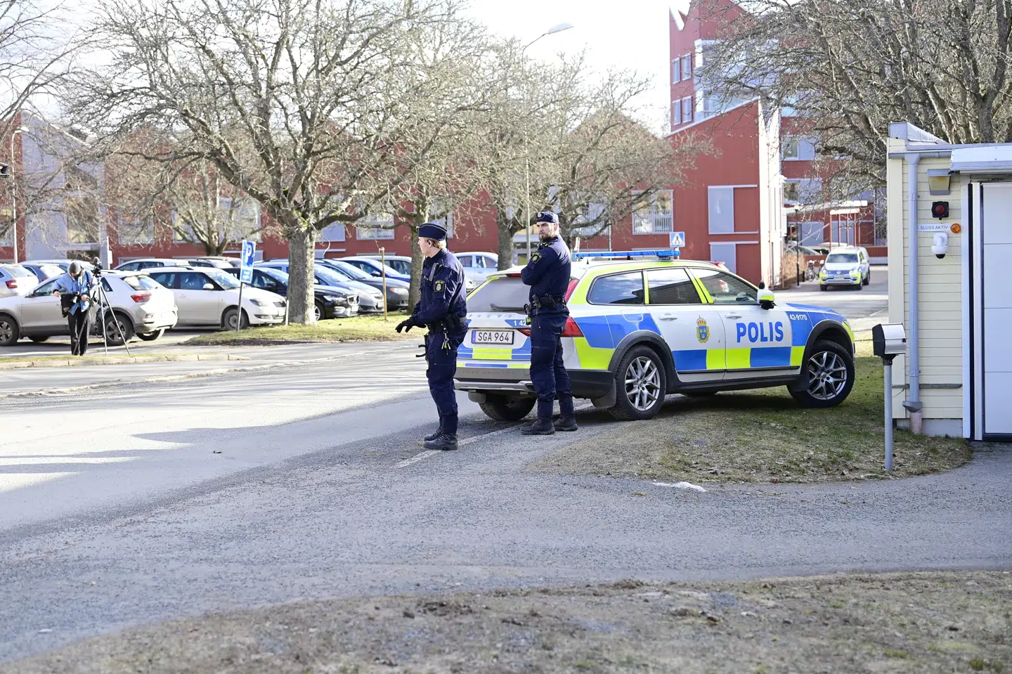 En 22-årig mand, der mistænkes for at have såret syv personer med et stik- eller slagvåben i den sydsvenske by Veltlanda, siger ved retsmøde fredag, at han ikke har gjort noget. 62360 Mikael Fritzon/Tt/Ritzau Scanpix