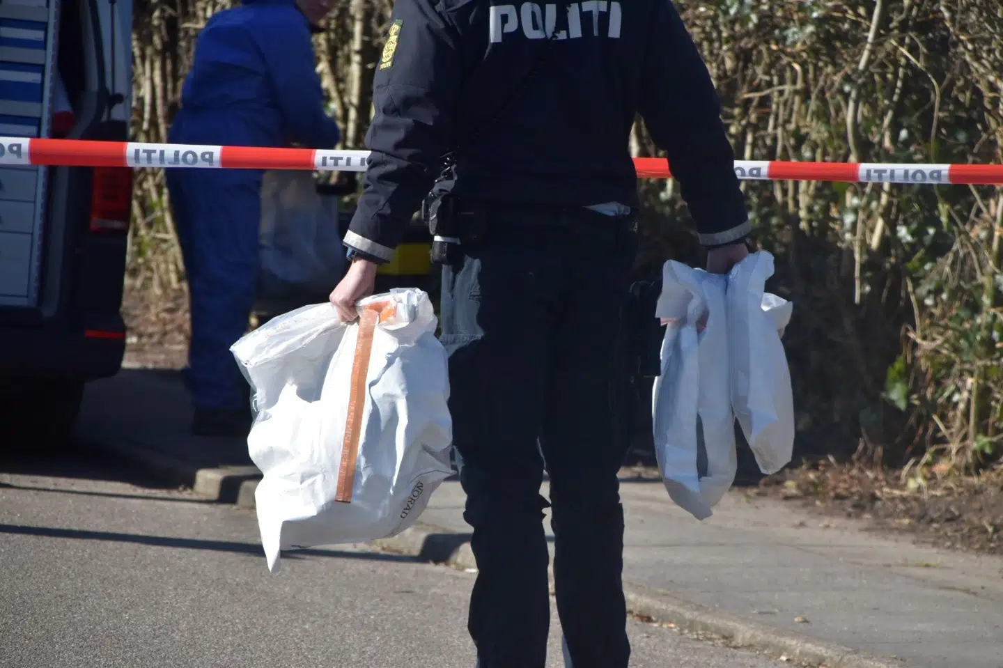 Politiet har arbejdet dagen igennem på Parkvænget i Silkeborg, hvor en person fredag morgen blev fundet død. Intet tyder dog på en forbrydelse, oplyser politiet midt på eftermiddagen. Presse-Fotos.dk/Ritzau Scanpix