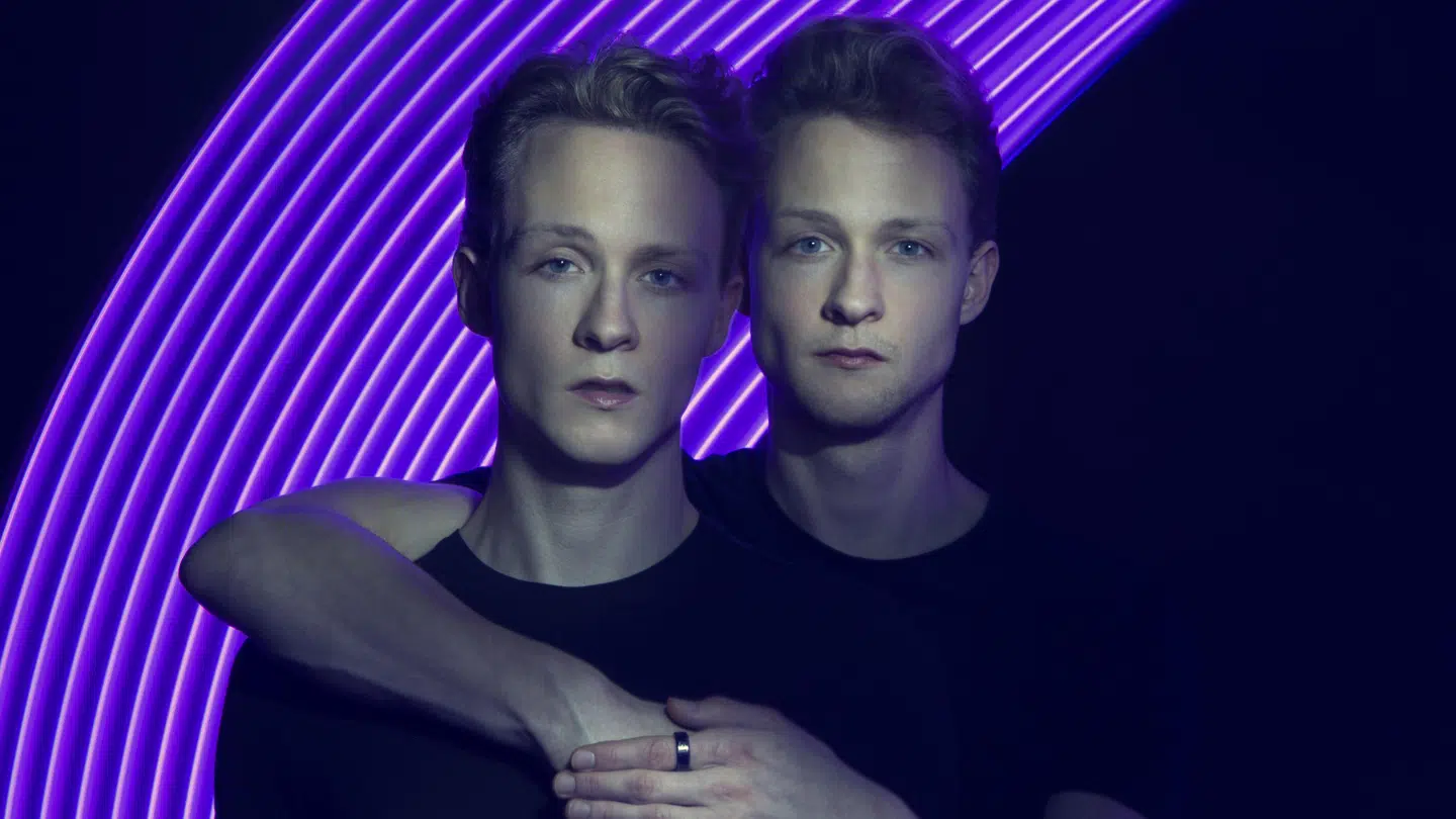 DRs radiokanaler er ikke umiddelbart faldet i svime over The Cosmic Twins' bud på en vindersag. 'Silver Bullet', som den hedder, er kun blevet afspillet to gange. I alt.