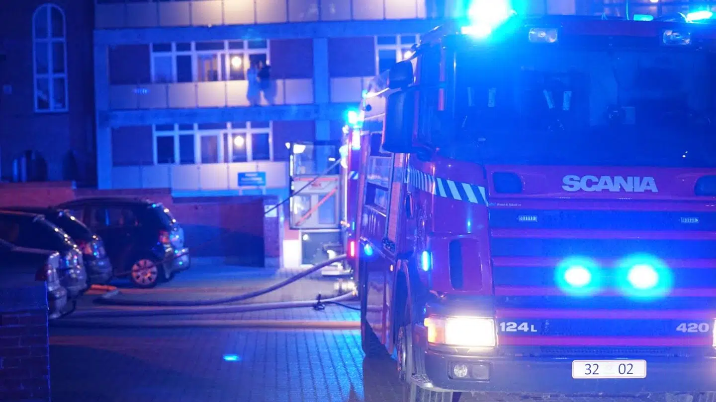 Det er muligvis en tabt cigaret, der har forårsaget branden.