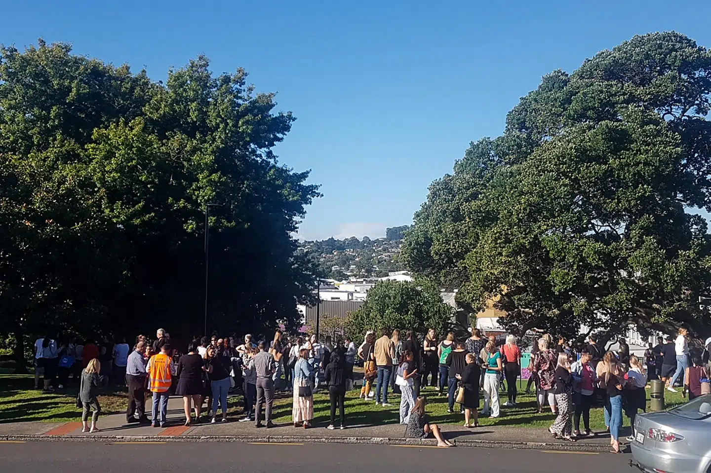 Indbyggere i Whangarei på New Zealands nordlige ø søgte fredag morgen tilflugt i et højtliggende område, efter at der var blevet udsendt et tsunamivarsel for området i kølvandet på tre store jordskælv. Mike Dinsdale/Ritzau Scanpix