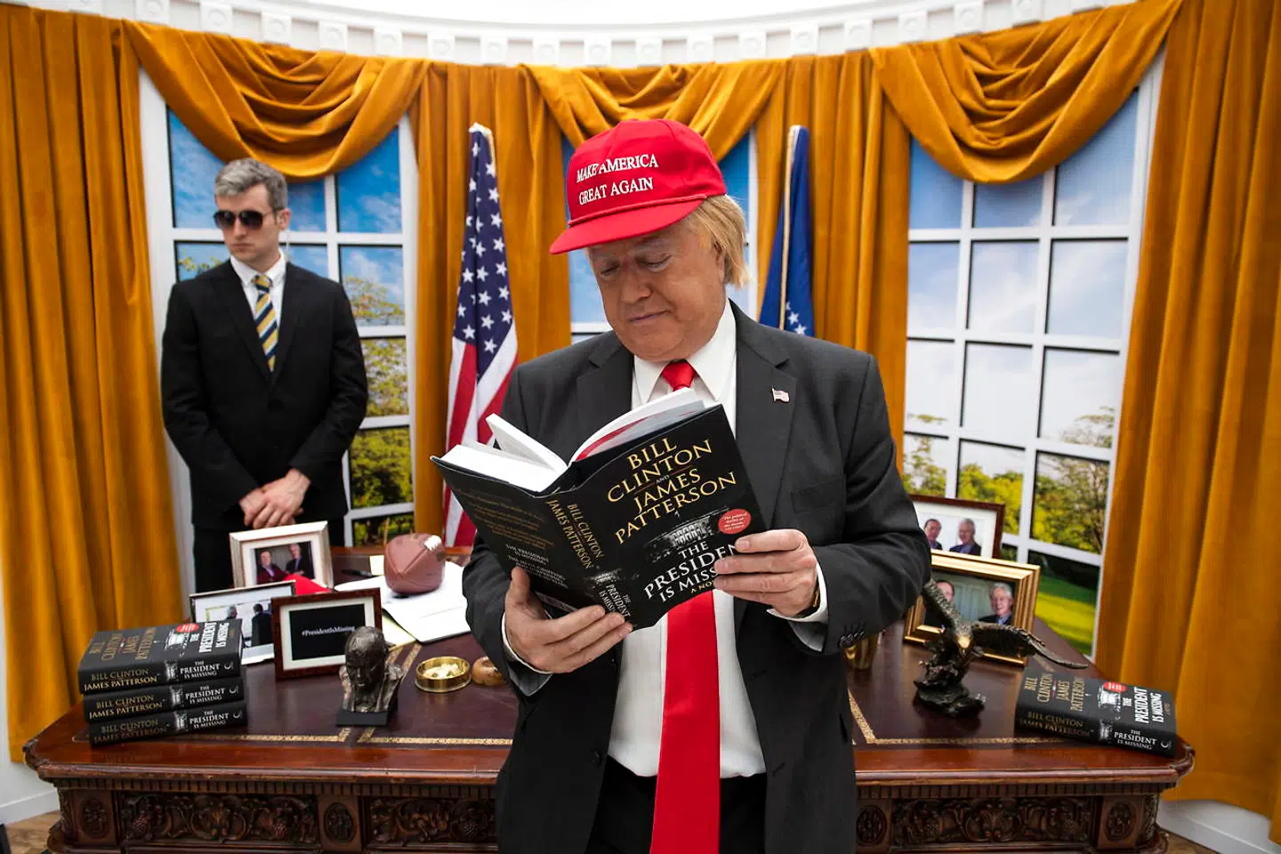 En falsk Donald Trump læser Bill Clintons roman - skrevet sammen med James Petterson .