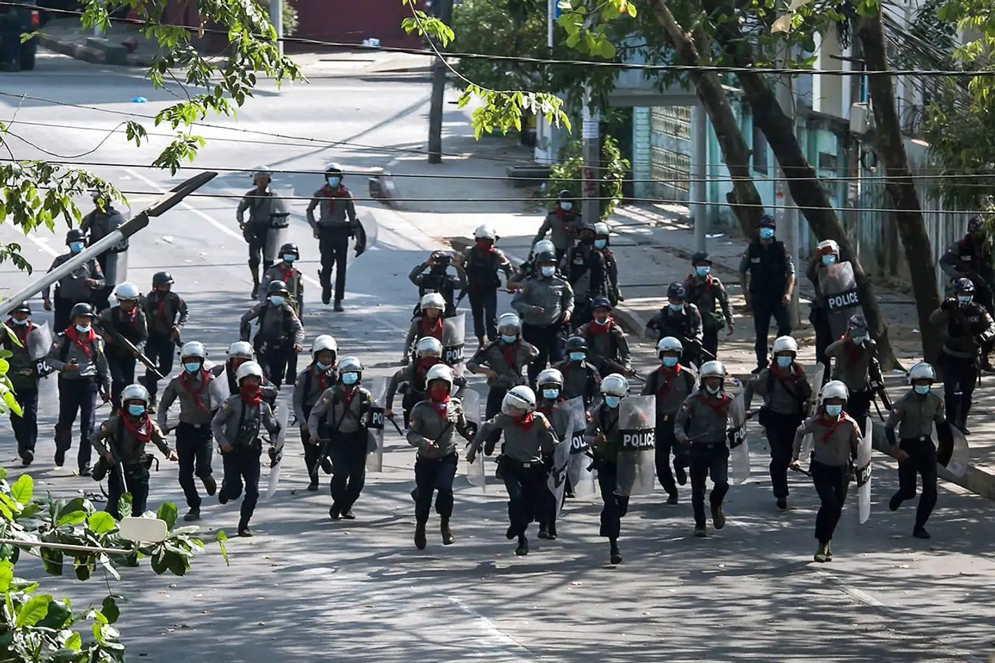 Politiet løber mod nogle demonstranter i Yangon 3. marts 2021.