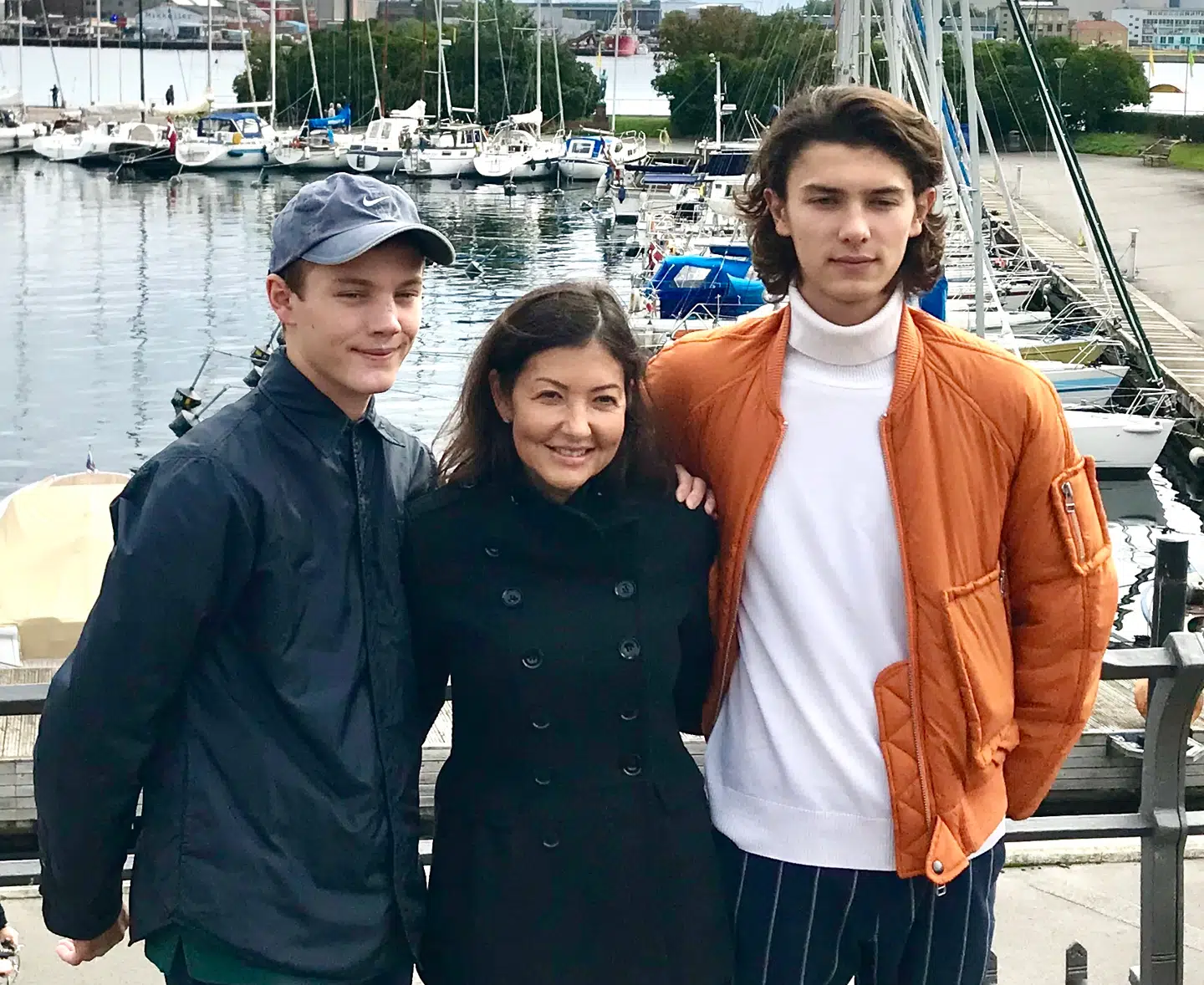 Grevinde Alexandra med prins Felix (tv.) og prins Nikolai (th.).