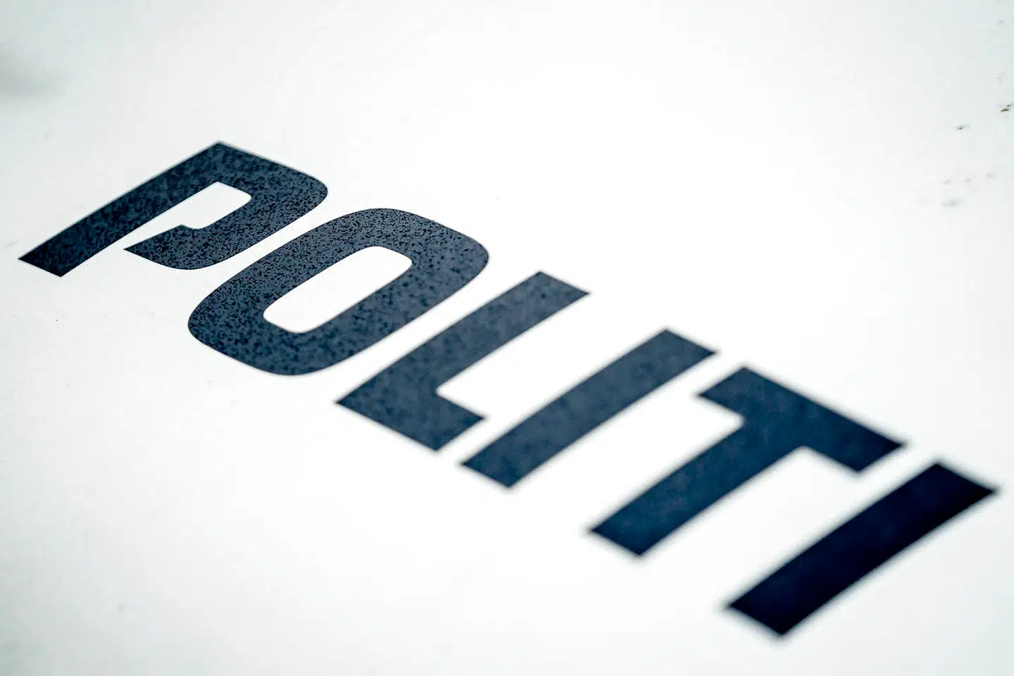 Politi foran Københavns Byret, torsdag den 18. februar 2021. Ramus Paludan kaldte i DR-programmet Aftenshowet i maj 2019 Mimi Jakobsen for 'nazisvin' og derfor har hun sagsøgt ham for injurier. Paludan har dog også sagsøgt Mimi Jakobsen, da han mener, at hun også har kaldt ham for nazist. På Facebook skrev hun, at 'en åbenlys nazist kan opstille og blive valgt til det danske folketing' - hun nævnte dog ikke Paludan i opslaget.. (Foto: Mads Claus Rasmussen/Ritzau Scanpix)