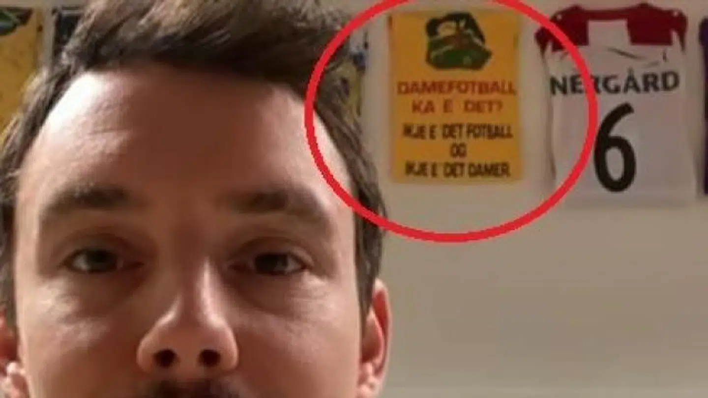 'Kvindefodbold, hvad er det? Det er ikke fodbold, og det er ikke kvinder,' står der på den gule T-shirt.