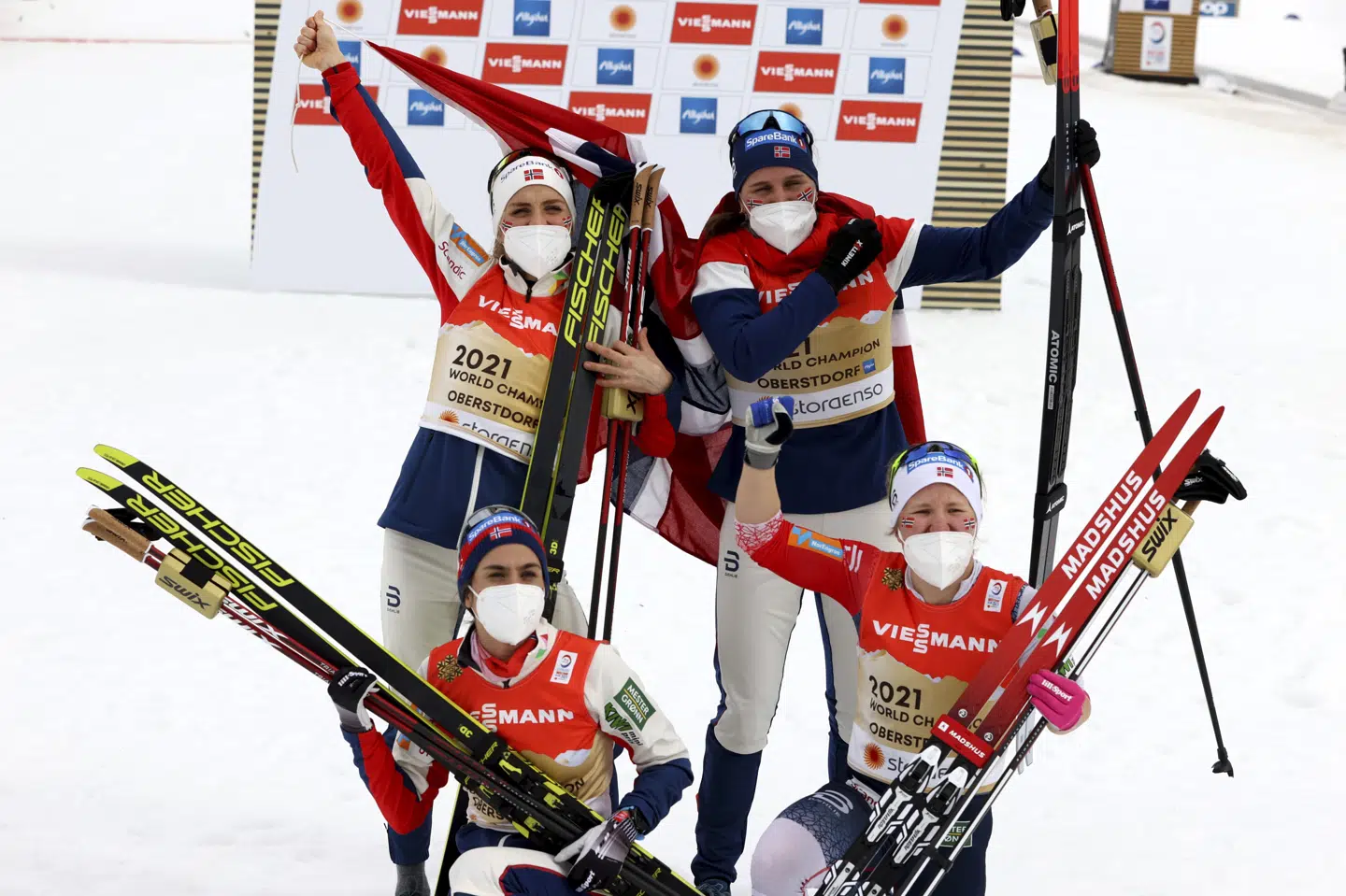 Therese Johaug og holdkammeraterne Tiril Udnes Weng, Heidi Weng og Helene Marie Fossesholm fejrer guldet i kvindernes langrends-stafet over 4x5 kilometer. Karl-Josef Hildenbrand/Ritzau Scanpix