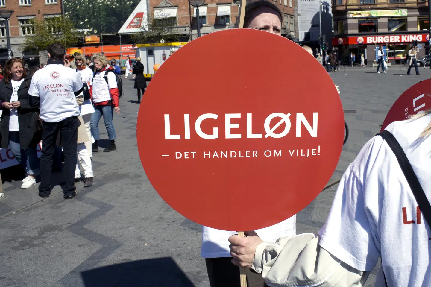 Sundhedskartellet demonstrerede onsdag 23. april på Rådhuspladsen i København, nogle kom i bus. Borgerne kunne ved små boder få et generelt sundhedstjek og blive gjort opmærksom på Sundhedskartellets overenskomstforhandlinger og kamp for ligeløn. Jens Nørgaard Larsen/Ritzau Scanpix