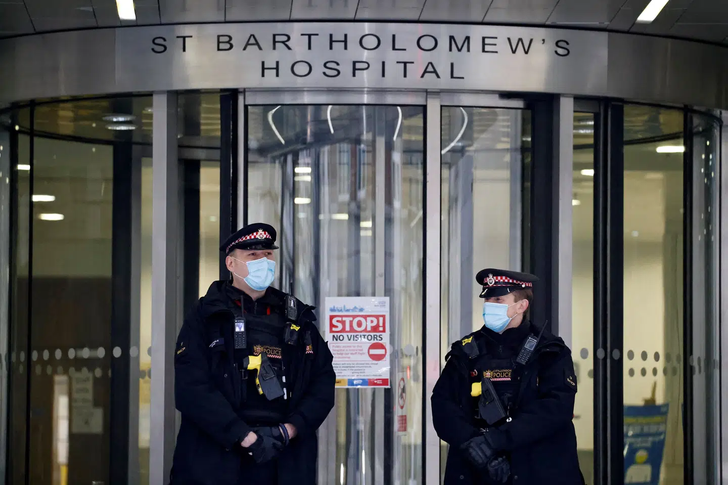 Prins Philip har været gennem en vellykket operation i forbindelse med hans hjerteproblemer. Det oplyser Buckingham Palace torsdag. Dronning Elizabeths mand blev mandag overflyttet til St Bartholomew's Hospital i det centrale London, hvor han skulle undersøges for hjerteproblemer og behandles for en infektion. Tolga Akmen/Ritzau Scanpix