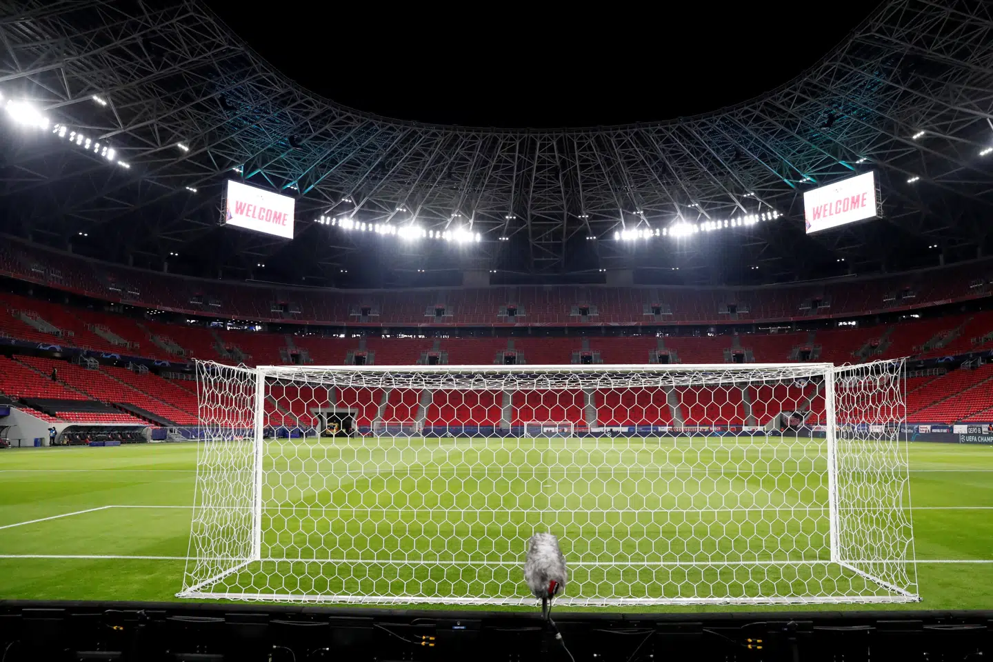 Puskas Arena i Budapest har lagt græs til flere knockoutkampe i Champions League. Bernadett Szabo/Reuters