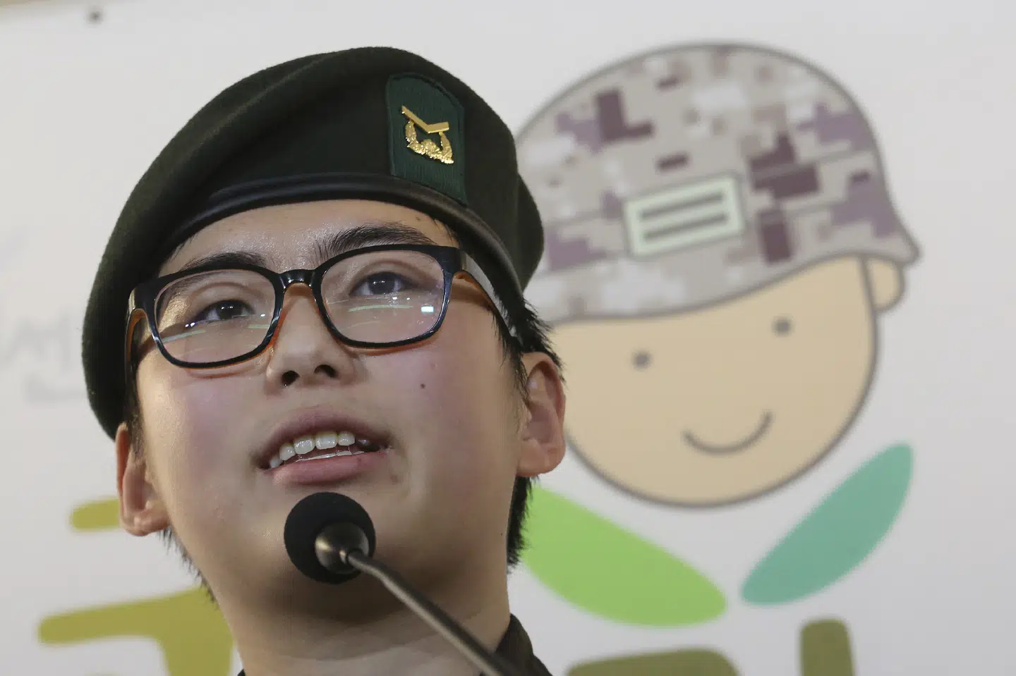 - Jeg er soldat i republikken Korea, sagde Byun Hee-soo, da hun sidste år holdt opsigtsvækkende pressemøder i protest mod at være afskediget fra hæren efter en kønsskifteoperation. Hun er nu blevet fundet død. Ahn Young-Joon/Ritzau Scanpix