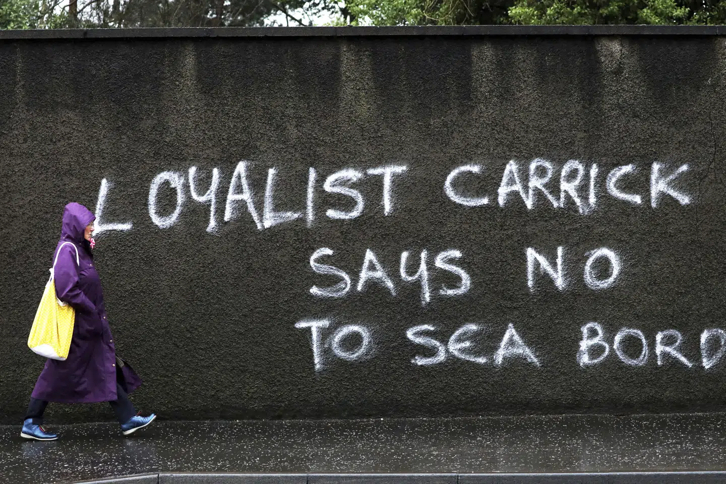 Graffiti i Nordirland, hvor spændingerne tager til som følge af utilfredshed med brexitaftalen. Paramilitære nordirske loyalister har torsdag meddelt premierminister Boris Johnson, at de trækker sig fra fredsaftalen fra 1998, skriver avisen Belfast Telegraph. Peter Morrison/Ritzau Scanpix