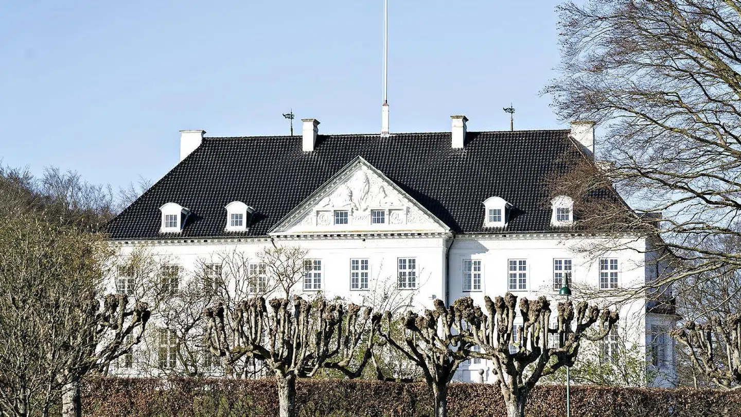 Der flages ved Marselisborg Slot i anledning af dronning Margrethes fødselsdag i Aarhus, torsdag den 16. april 2020. Fejringen af dronningens 80-års fødselsdag er aflyst på grund af frygt for smittefare af coronavirus / COVID-19. Selve slotsparken er lukket på grund af coronasituationen.. (Foto: Henning Bagger/Ritzau Scanpix)