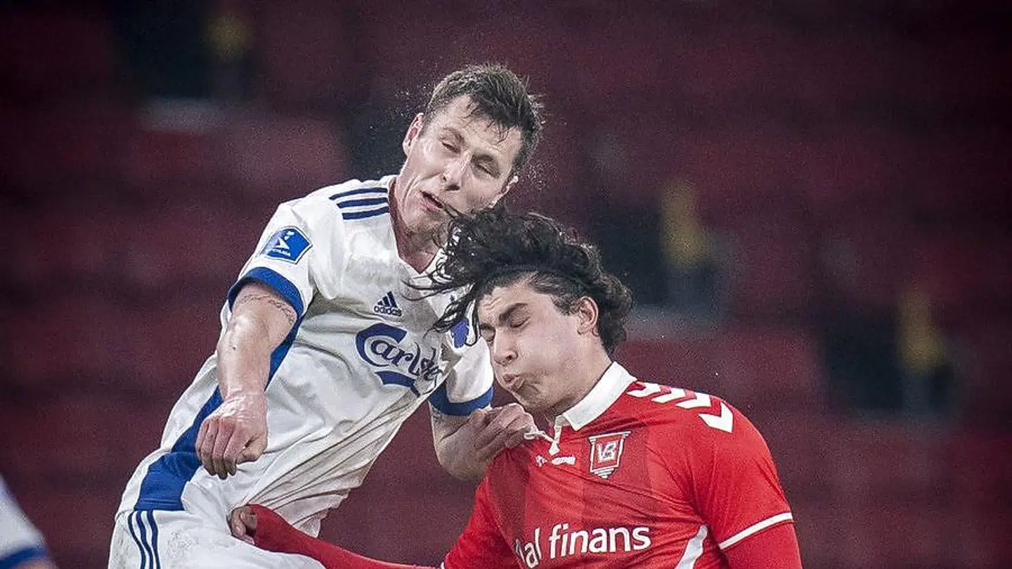 Wahid Faghir og Lukas Lerager hopper efter en bold i opgøret mellem FC København og Vejle Boldklub.