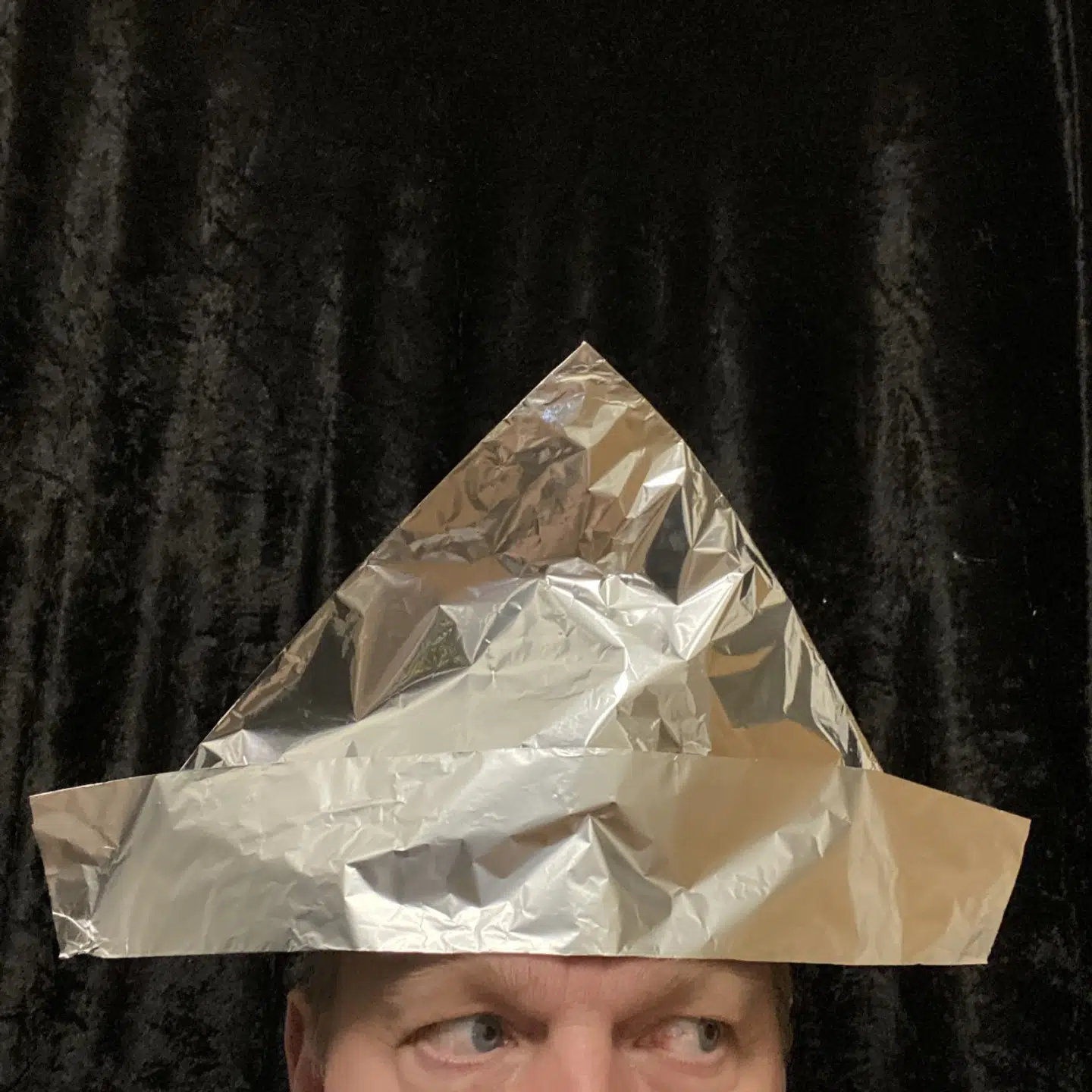 Ole Hansen føler sig sikker under sølvpapirhatten