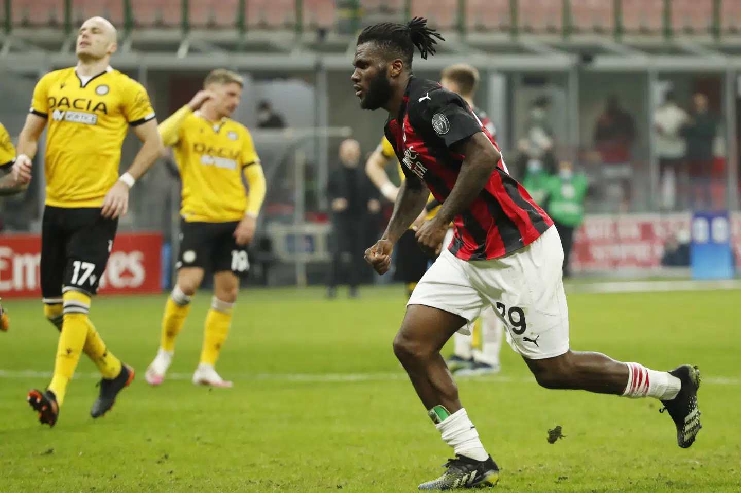 AC Milans Franck Kessie kan juble efter scoringen på straffespark, mens Jens Stryger Larsen (i baggrunden i midten) ærgrer sig. Alessandro Garofalo/Reuters
