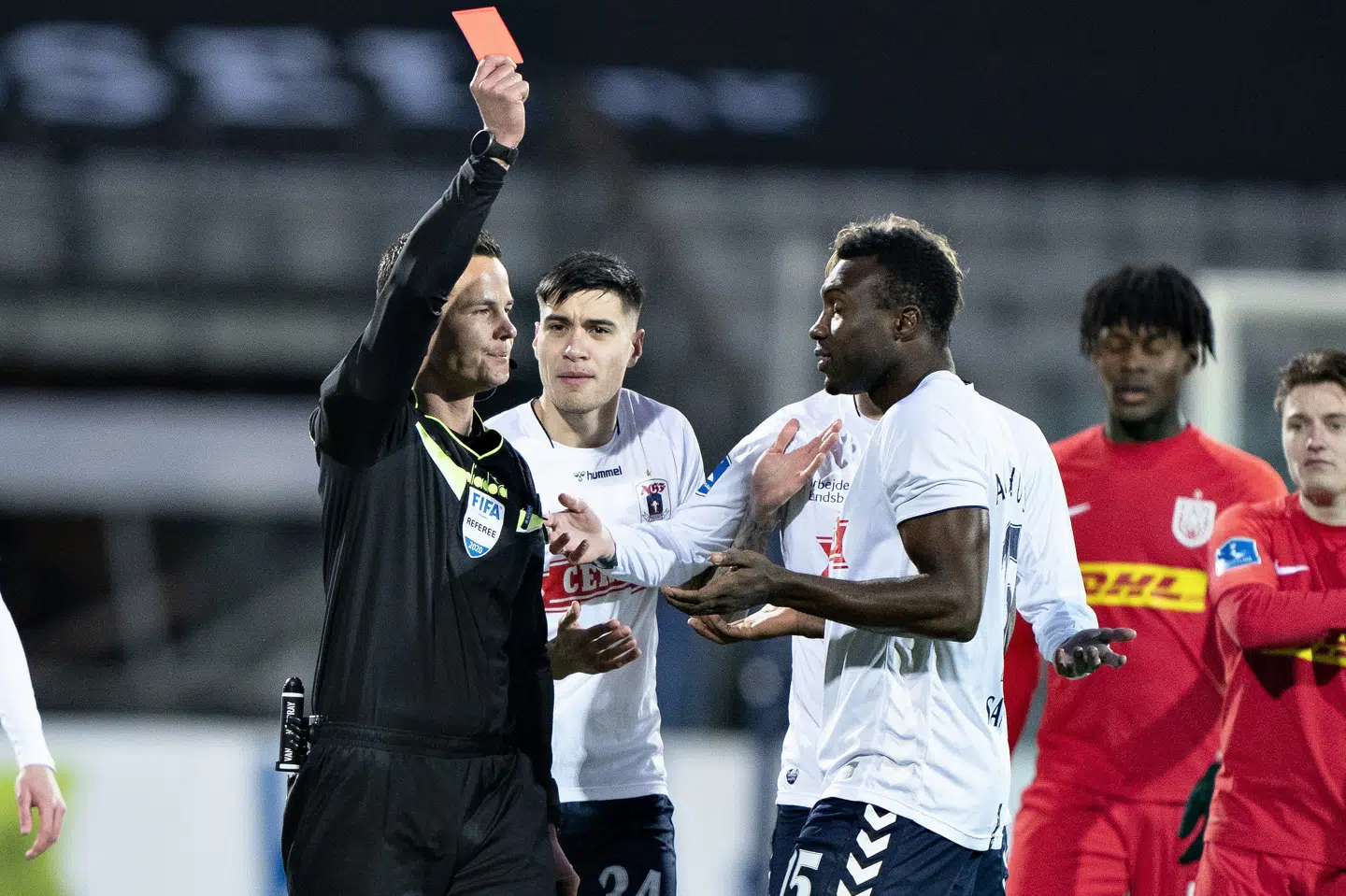 Dommeren uddelte et tidligt rødt kort til AGF-stopperen Bubacarr Sanneh i kampen hjemme mod FC Nordsjælland. Det blev afgørende, da FCN vandt kampen knebent med 1-0. Henning Bagger/Ritzau Scanpix