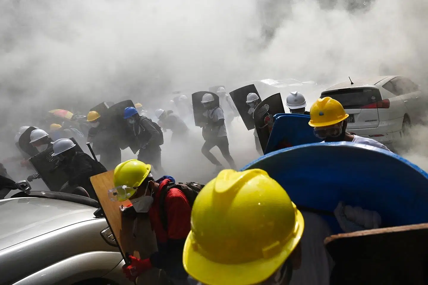 Demonstranter løber på gaden i Yangon under protesterne mod militærstyret i Myanmar.