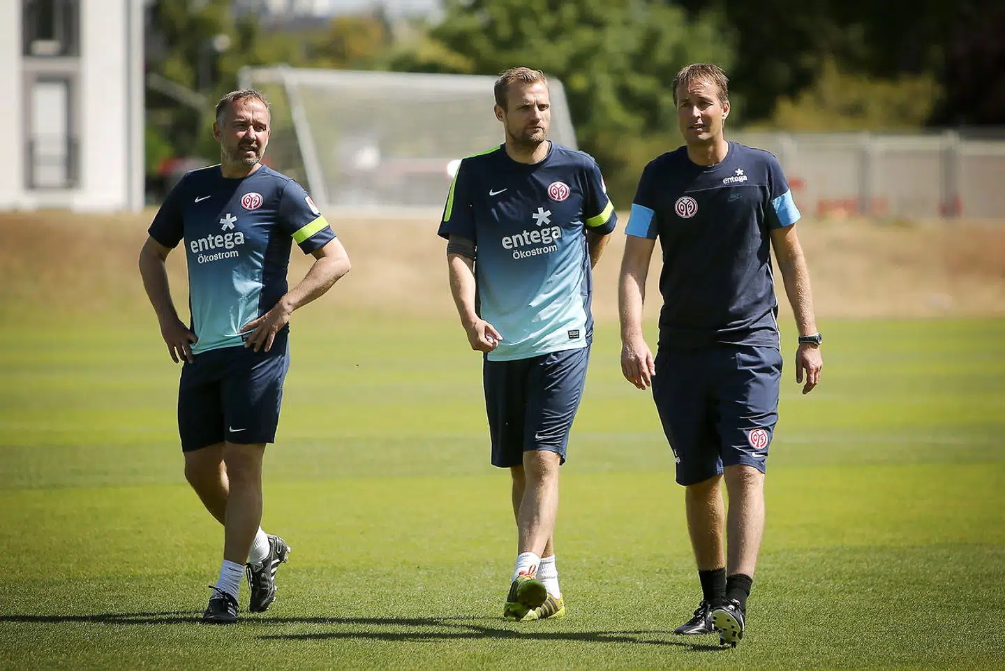 epa04274185 Mainz's head coach Danish Kasper Hjulmand (R-L) and his assistant coaches Bo Svensson and Keld Bordinggaard seen after the first training of the season of the German Bundesliga club 1. FSV Mainz 05 at Bruchwegstadion in Mainz, Germany, 23 June 2014. EPA/FREDRIK VON ERICHSEN