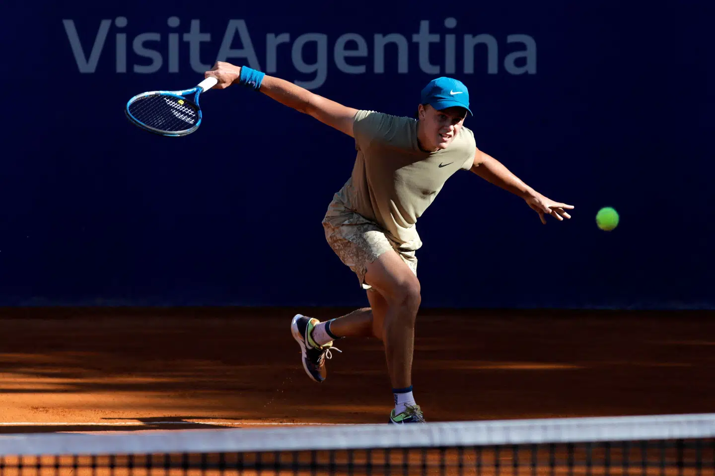 Holger Rune vandt otte af kampens første ti partier, men endte med at tabe 6-2, 4-6, 3-6 til Albert Ramos-Viñolas. Oscar Roberto Castro/Ritzau Scanpix