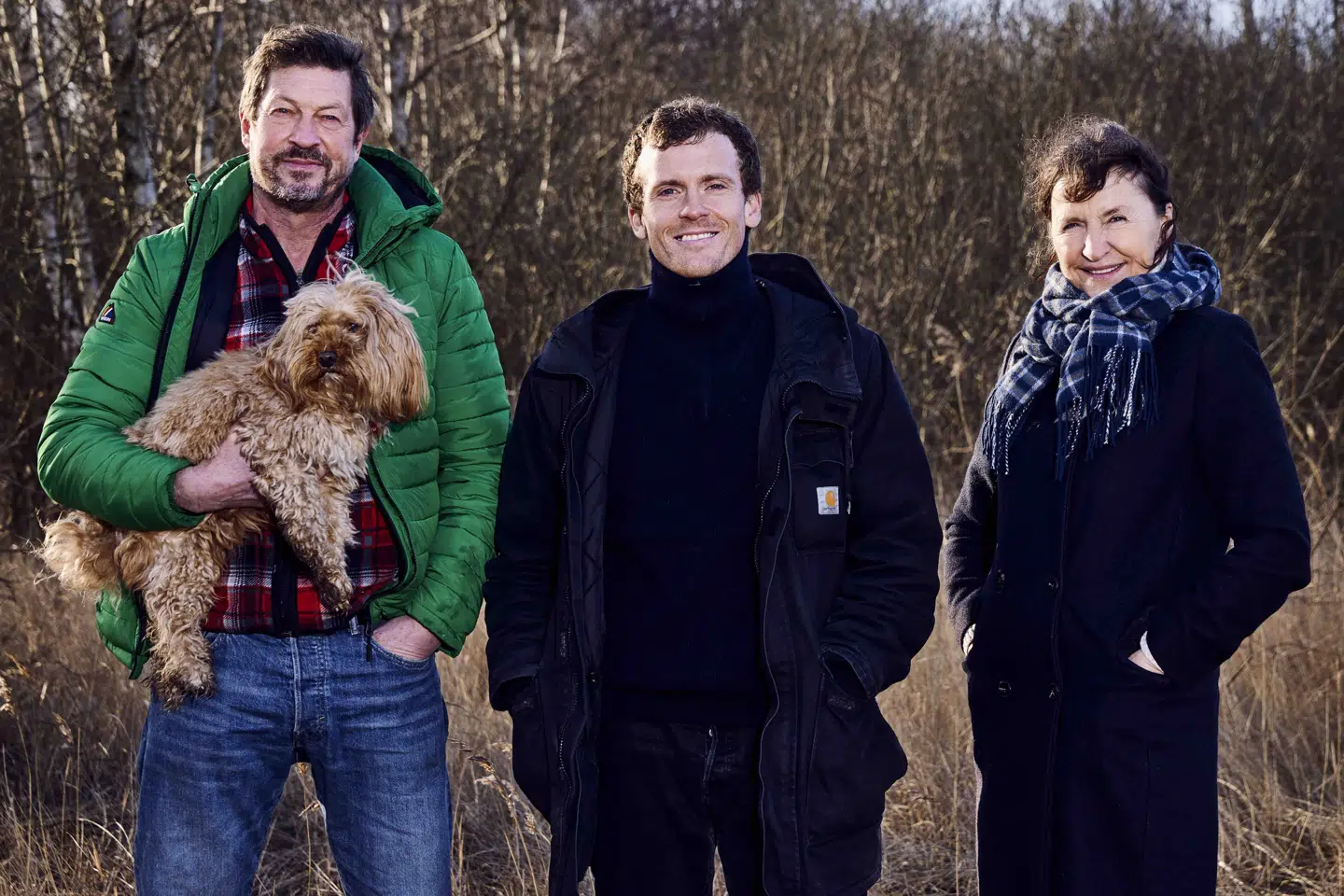 Fra venstre ses hovedrolleindehaverne i Krysantemum: Henrik Birch (med sin egen hund, Alma, som også medvirker), Morten Hee Andersen og Karen-Lise Mynster. Thomas Howalt Andersen/Free