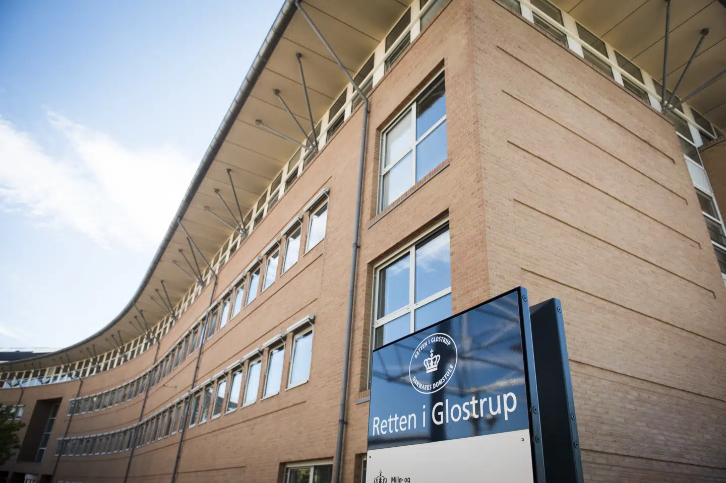 Retten i Glostrup er en af de danske domstole, hvor svindel med coronamidler er blevet behandlet. I februar blev en revisor idømt fængsel og en millionbøde for at have ansøgt om lønkompensation på vegne af to selskaber. I alt har Bagmandspolitiet modtaget 217 anmeldelser i relation til hjælpepakkerne. (Arkivfoto) Anne Bæk/Ritzau Scanpix