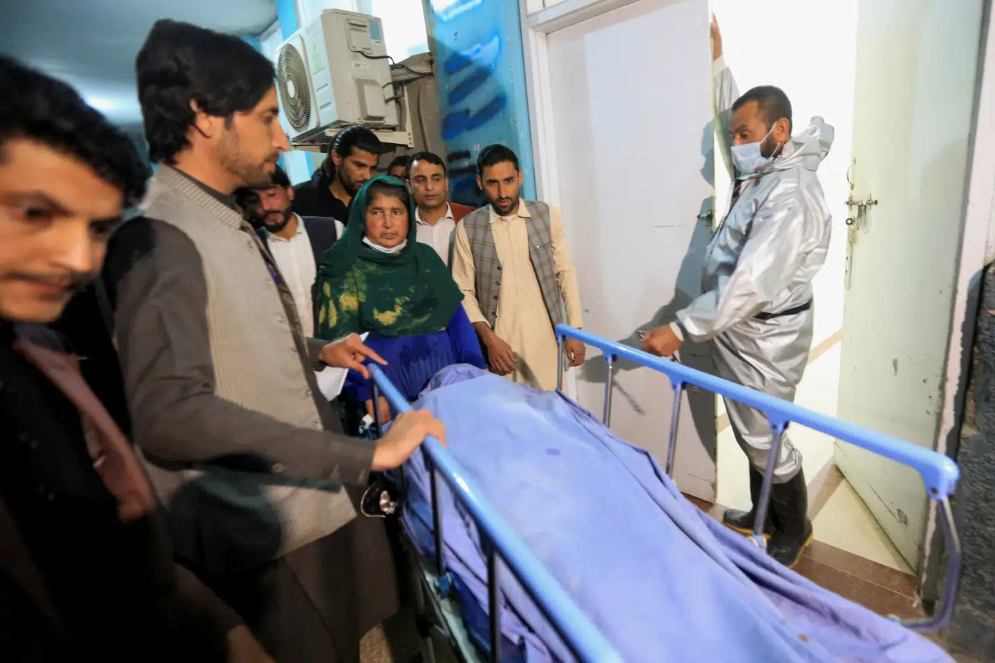 Afghanske mænd transporterer en af tre dræbte kvinder væk. Kvinderne blev dræbt af islamister, da de var på vej hjem fra deres arbejde på en tv-station. Parwiz/Reuters