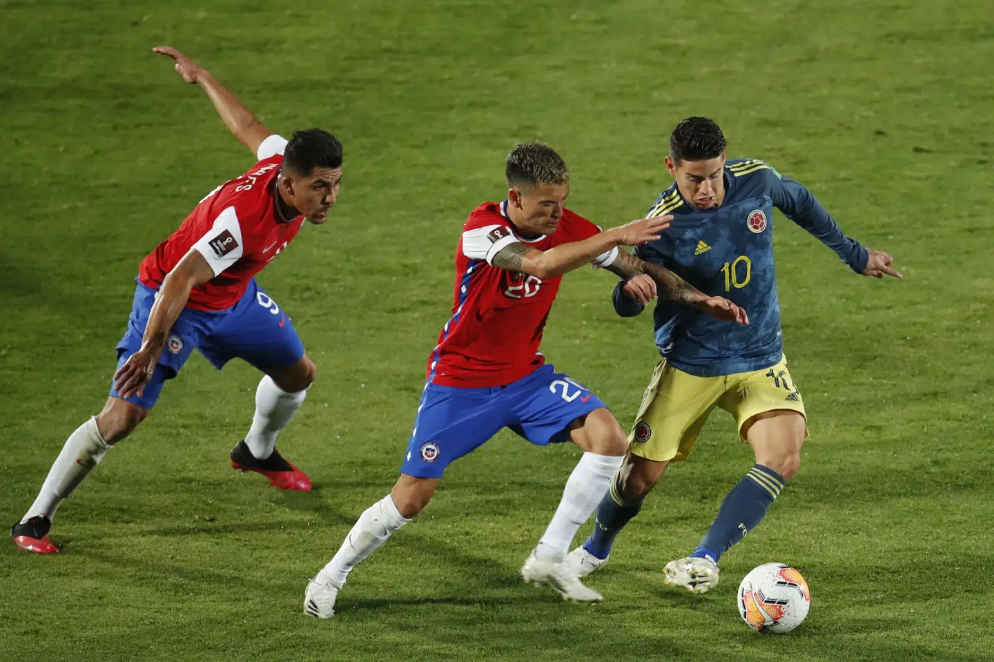 Når James Rodriguez (th.) og Colombia skal være medvært for Copa America i 2021, vil minimum omkring en tredjedel af stadionkapaciteten blive brugt. (Arkivfoto) Alberto Valdes/Ritzau Scanpix
