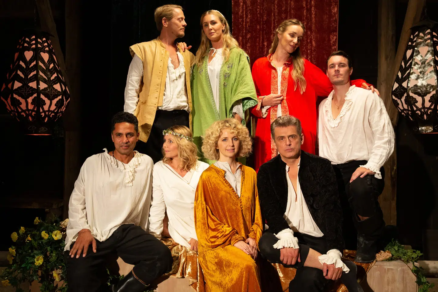 Her ses holdet øve sig på Shakespeare-klassikeren Romeo & Julie. Nederst fra venstre er det tidligere politiker Manu Sareen, skuespillerinde Anne Louise Hassing, Hush-sangerinden Dorthe Gerlach og skuesilleren Dejan Cukic. Øverst fra venstre er det skuespiller Thure Lindhardt, svømmer Jeanette Ottesen, skuespillerinde Sonja Richter og tidligere professionelle fodboldspiller Patrik Wozniacki. Sille Serup/Free