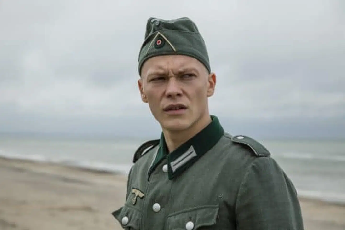 Menig Botho spilles af den tyske skuespiller Julius Nitschkoff.